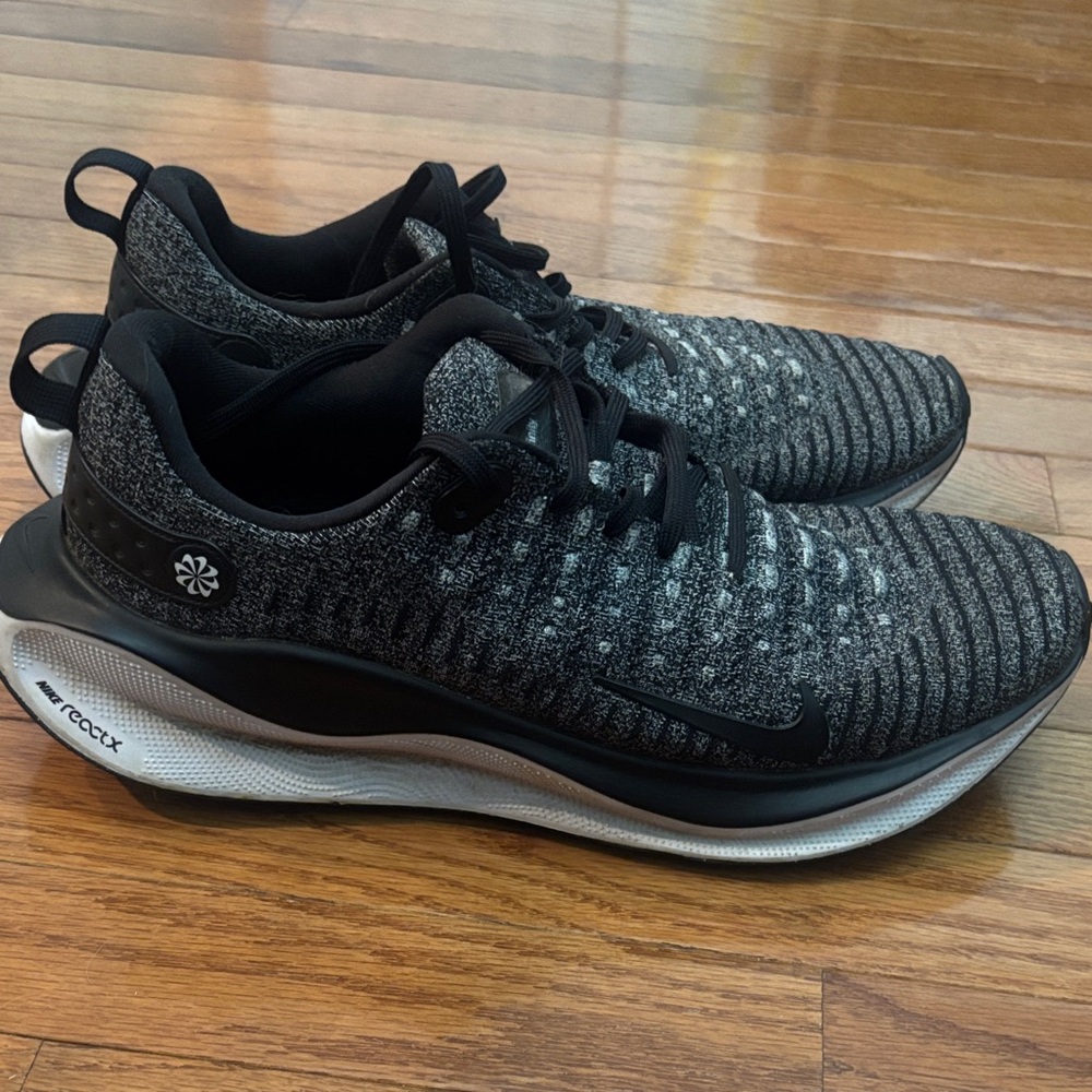 Nike Men's Black and White Knit Running Sneakers